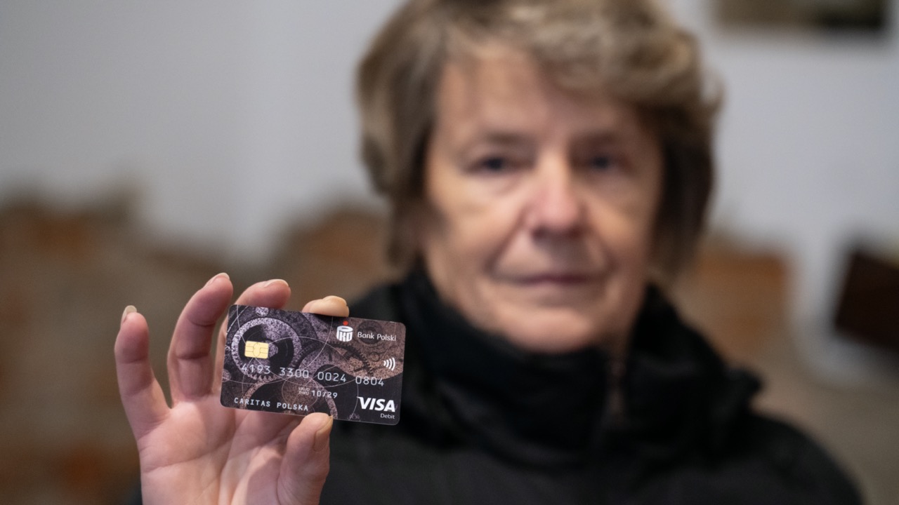 [GALERIA] Caritas: Nadzieja dla powodzian – karty przedpłacone w akcji