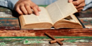 Jak modlić się Pismem Świętym? Benedykt XVI o pięciu krokach lectio divina