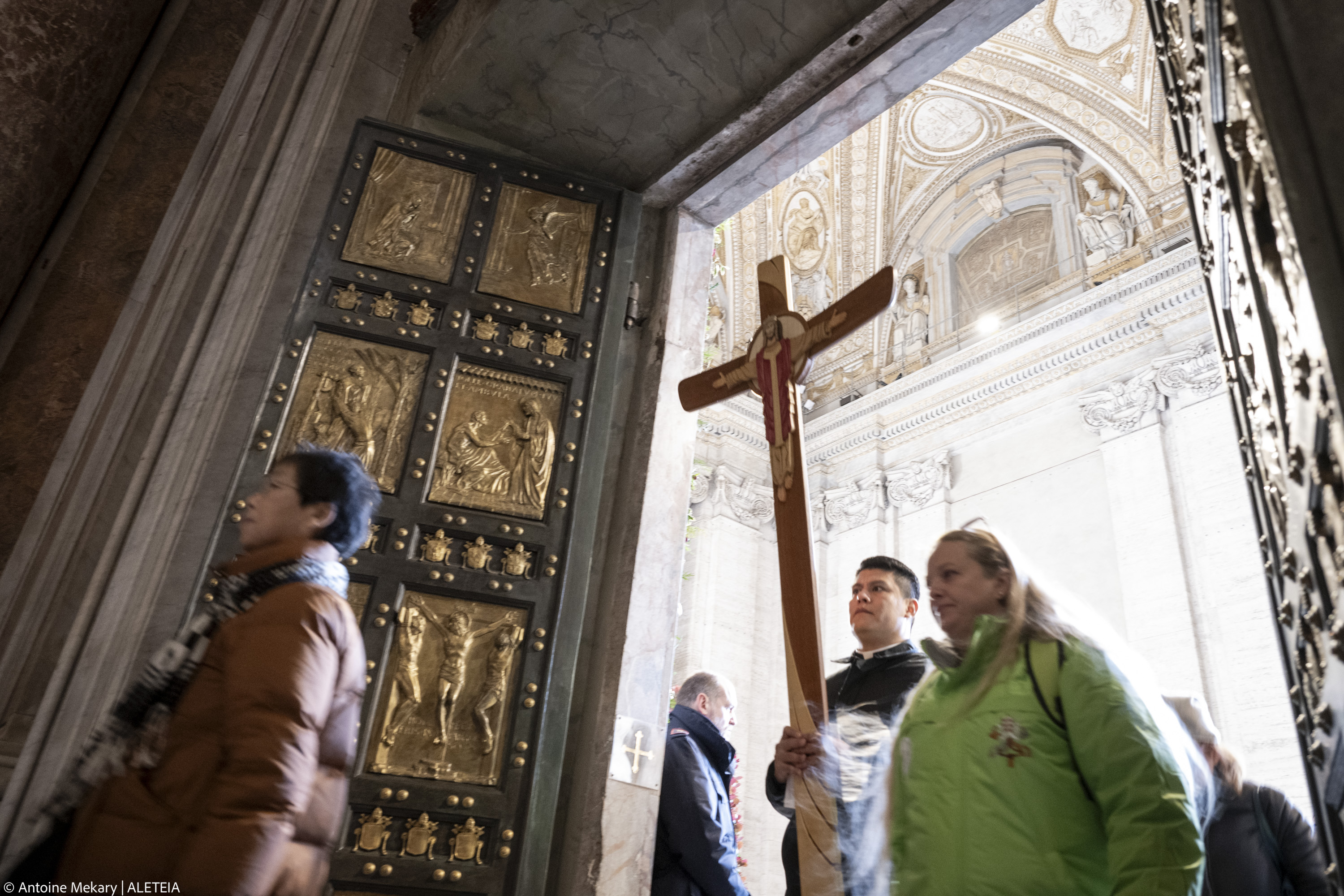 {"rendered":"Pielgrzymi przechodz\u0105cy przez Drzwi \u015awi\u0119te"}