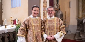 Wyjątkowe święcenia. Przy ołtarzu stanęli ojciec i syn!
