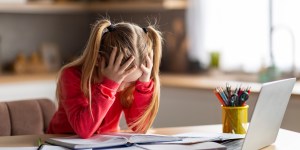 Szkoła będzie demoralizować. Dowiedz się jak uchronić dziecko