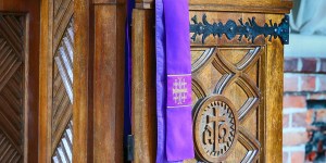 Kolej na spowiedź. Konfesjonał na dworcu we Wrocławiu jest otwarty codziennie