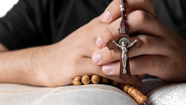 Dłonie mężczyzny z różańcem