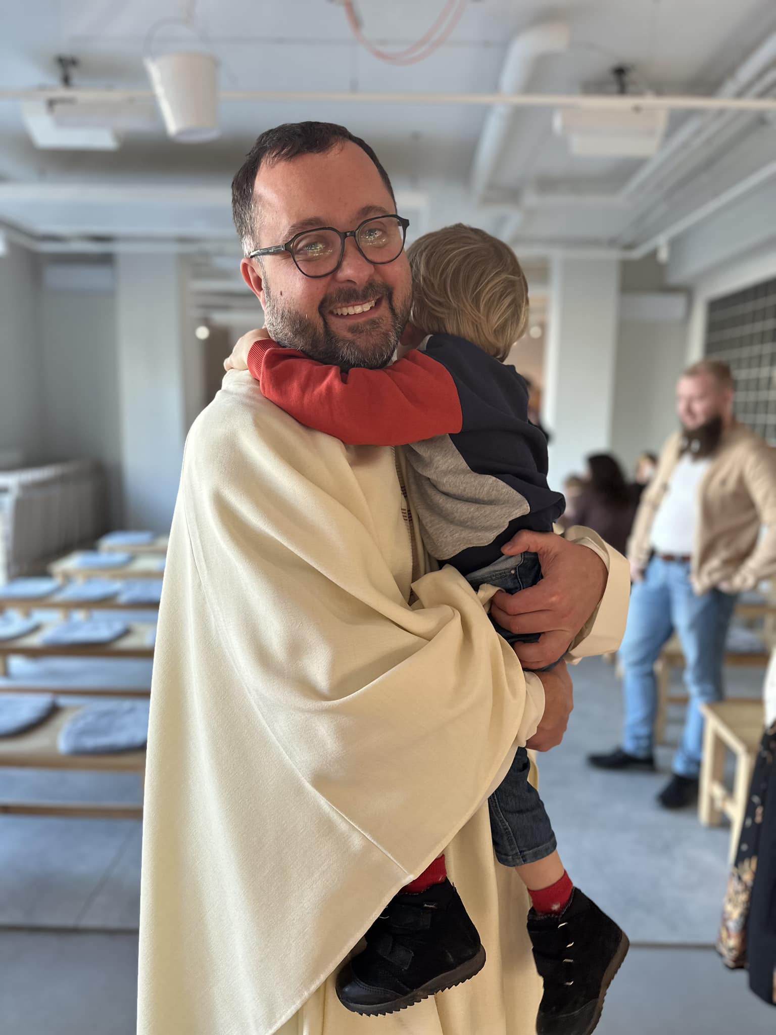 [GALERIA] NanoKaplica, wierni z psami, chatGPT oraz brak kolędy. Tak wygląda nowoczesna parafia