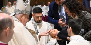 Papież Franciszek ochrzcił 21 dzieci w Kaplicy Sykstyńskiej [ZDJĘCIA]