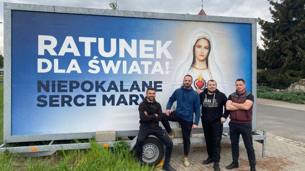 „Inni mogą ci wiele obiecać. On oddał za ciebie życie”. Baner „wyborczy” we Wschowie