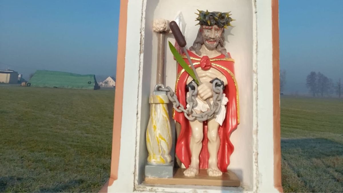 Kradzież figurek w powiecie strzeleckim. Ktoś zamienia je na styropianowe