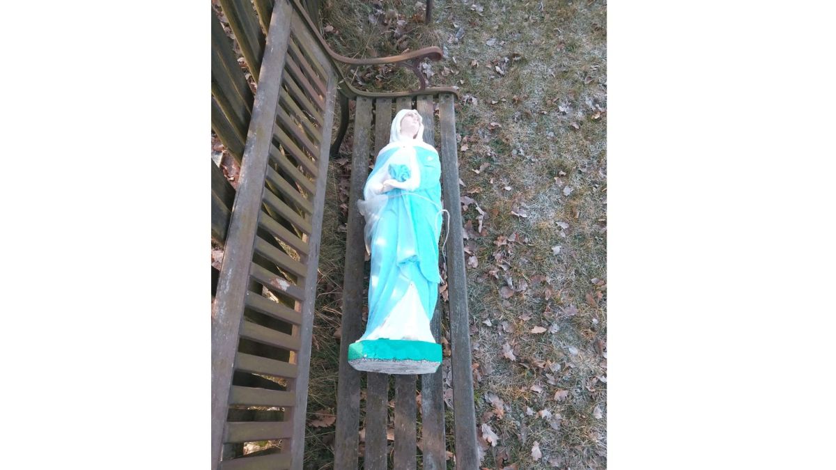 Kradzież figurek w powiecie strzeleckim. Ktoś zamienia je na styropianowe