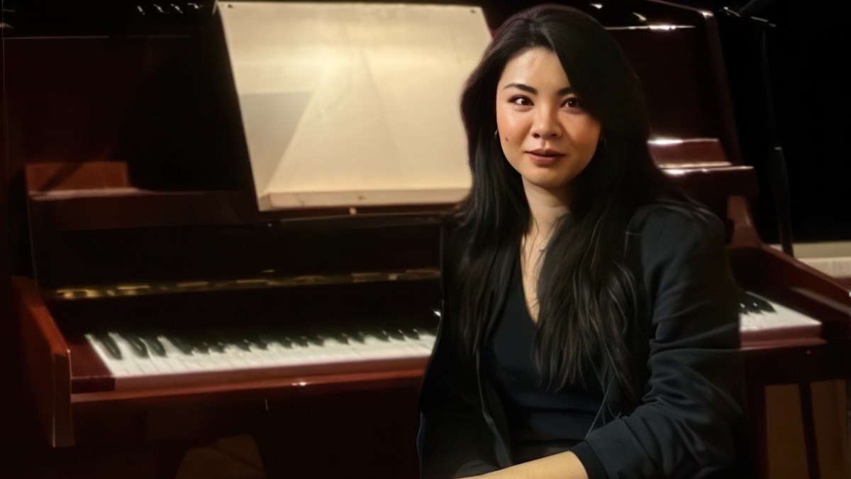 Weng Yirui seated at a piano