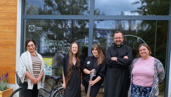 Ksiądz Rakowski i parafianie