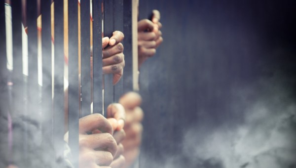 Więźniowie za kratami