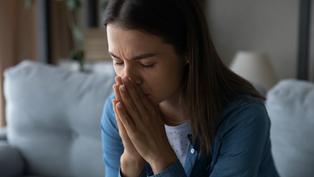 Zmartwiona kobieta modli się z wiara