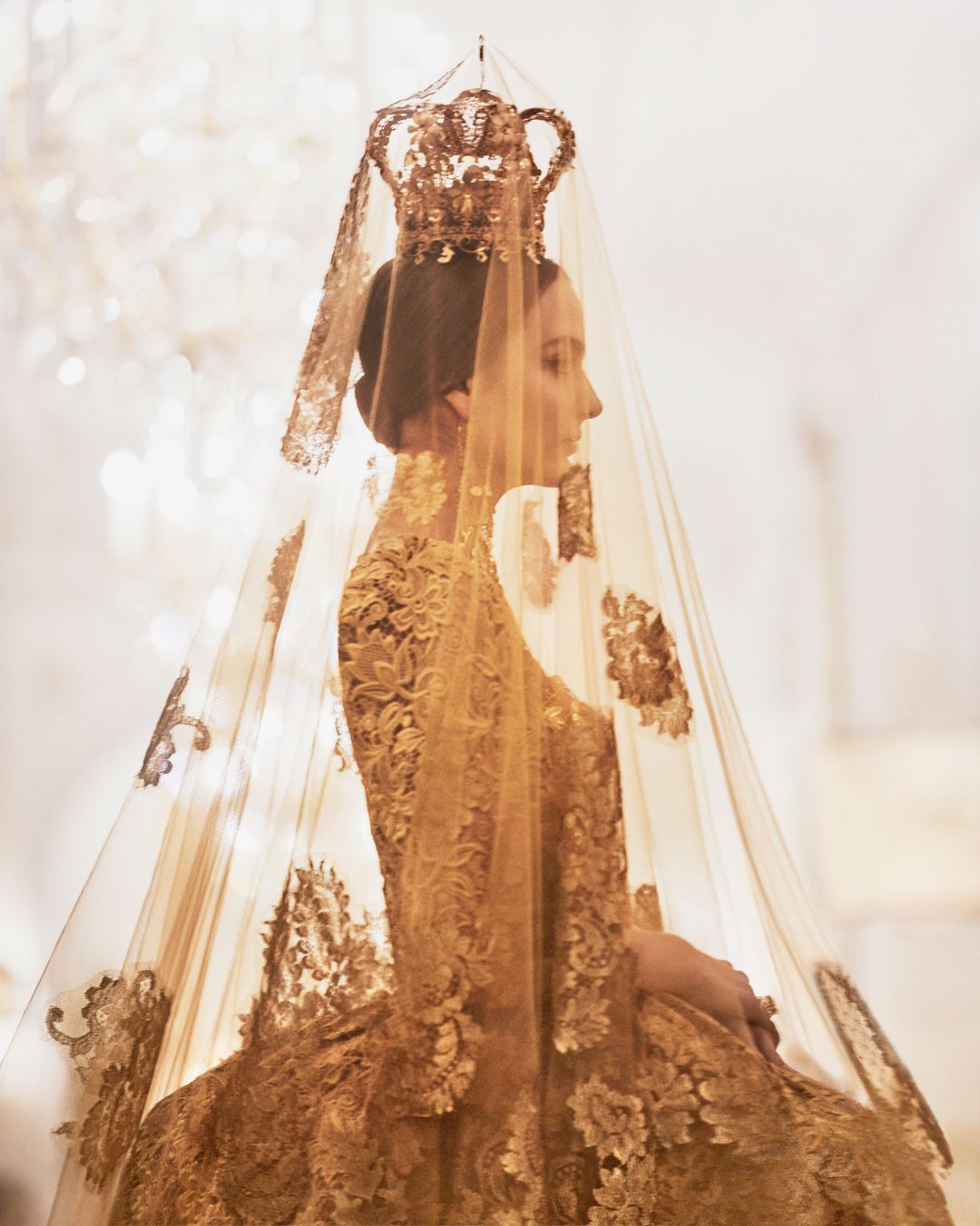 Sukienka z obrazem Maryi? Kapelusz jak tiara papieska? Jak Dolce &amp; Gabbana flirtuje z sacrum [galeria]