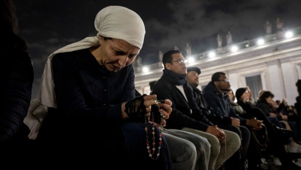 POPE-FRANCIS-HEALTH-HOSPITAL-ROSARY-PRAYER