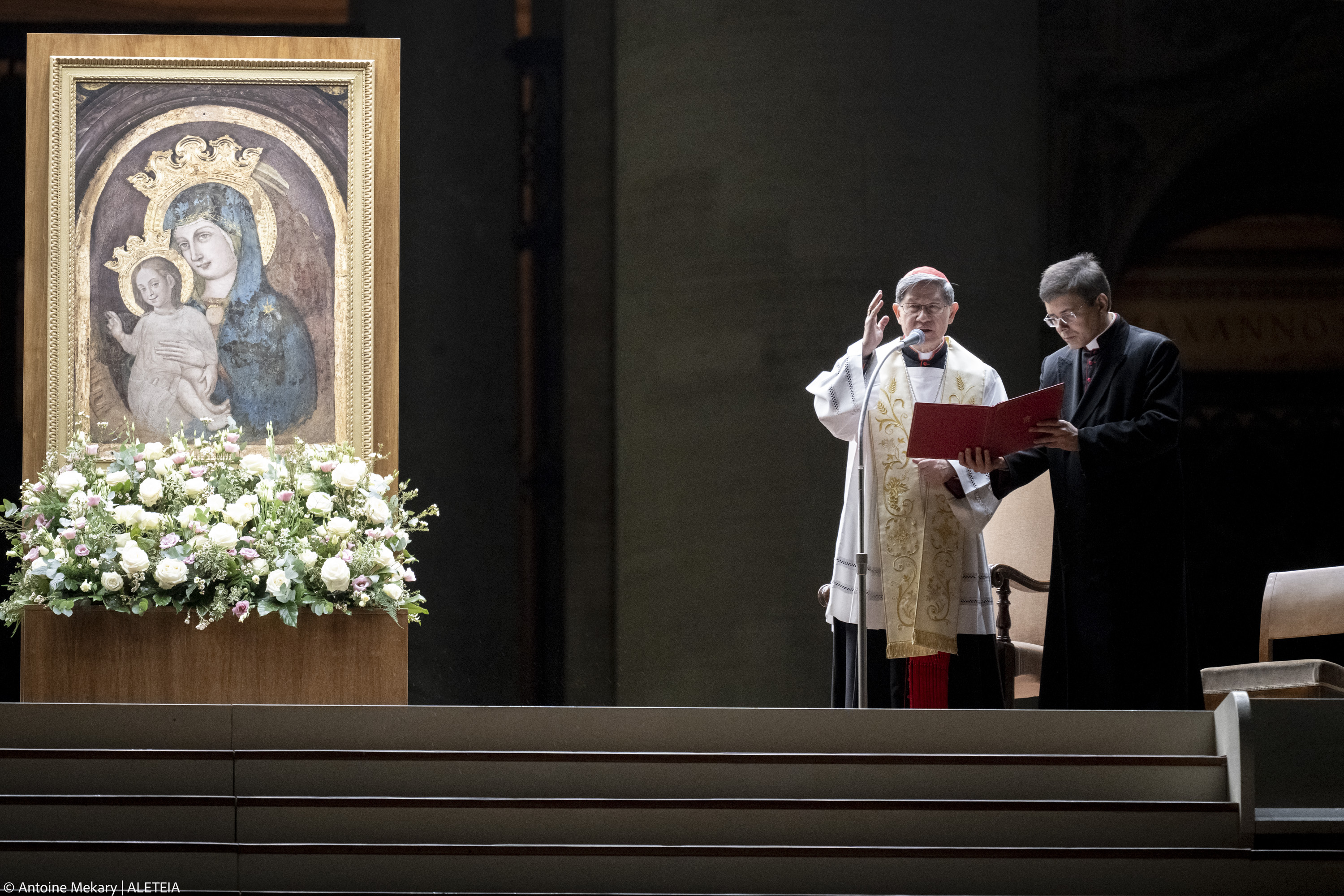 [GALERIA] Różaniec za papieża. Prowadzi go kard. Tagle