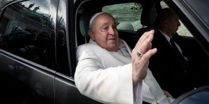 Papież miał dobrą noc. Watykan nie podaje jednak daty końca hospitalizacji