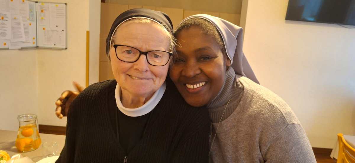 Siostry marianki: Marychrista Rwezaula z Tanzanii i s. Paulina Szczepańczyk, która przez wiele lat zajmowała się dokumentowaniem świadectw o wstawiennictwie służebnicy Bożej s. Dulcissimy Hoffmann.