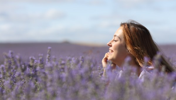 Uśmiechnięta kobieta w polu lawendy