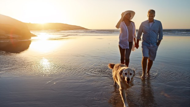 Szczęśliwa para na plaży z psem