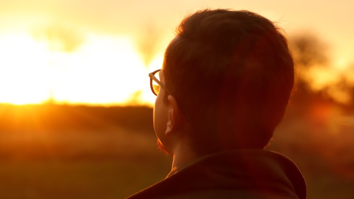 man-sun-glasses-shutterstock_2472342199-Duzy.jpeg