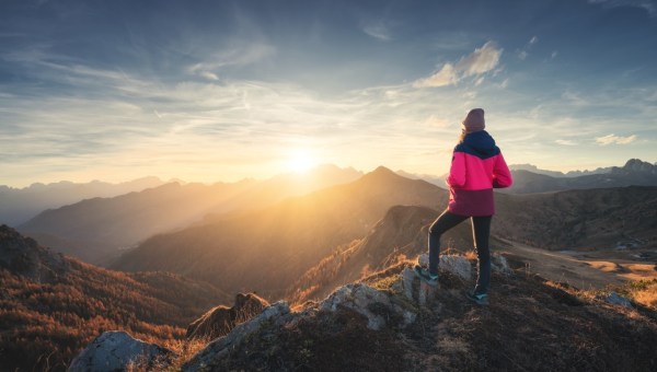 Kobieta w szczycie góry