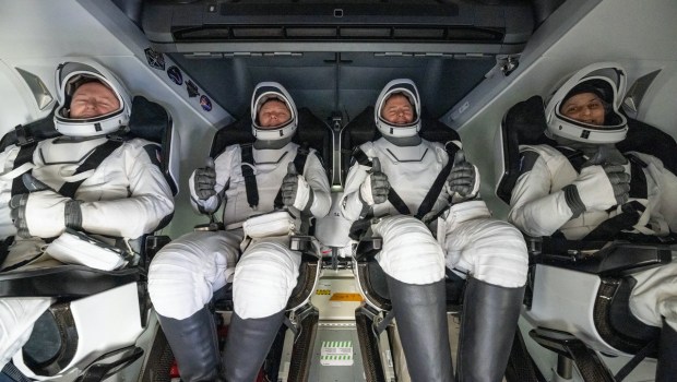 Astronauci wracający na Ziemię.