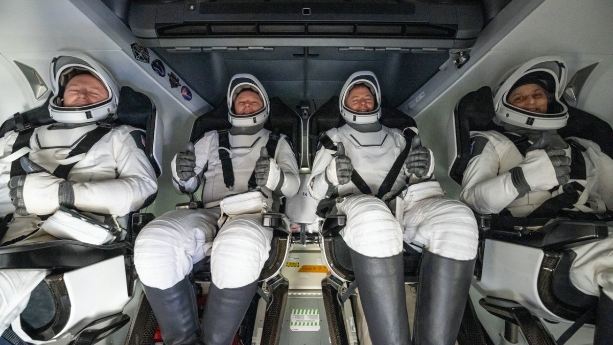 Astronauci wracający na Ziemię.