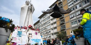 Kto jest przy papieżu Franciszku w szpitalu?