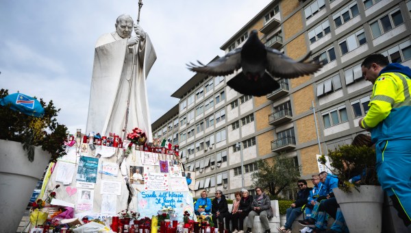 Corner Item Image - Kto jest przy papieżu Franciszku w szpitalu?