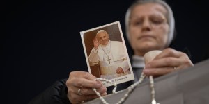 Papież Franciszek wciąż w szpitalu. Po raz pierwszy przemówił do wiernych