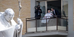 Osłabiony papież Franciszek pojawia się na balkonie szpitala Gemelli
