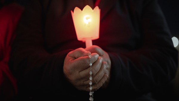 POPE-FRANCIS-HEALTH-HOSPITAL-ROSARY-PRAYER