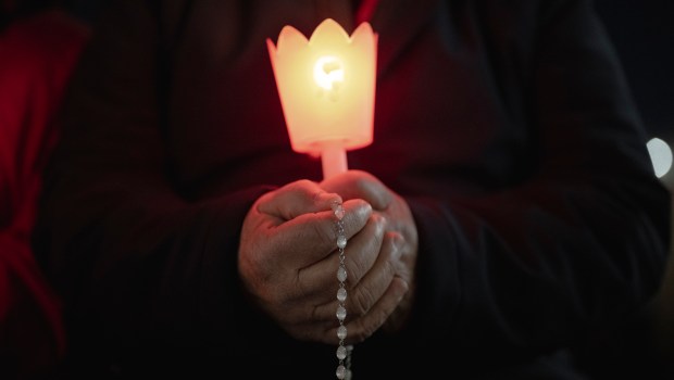 POPE-FRANCIS-HEALTH-HOSPITAL-ROSARY-PRAYER