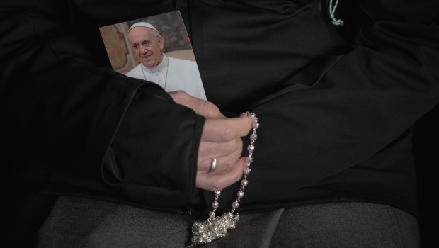 POPE-FRANCIS-HEALTH-HOSPITAL-ROSARY-PRAYER