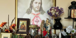 Domowy ołtarzyk lub kącik modlitewny. Dlaczego warto mieć go w swojej izdebce? [GALERIA]