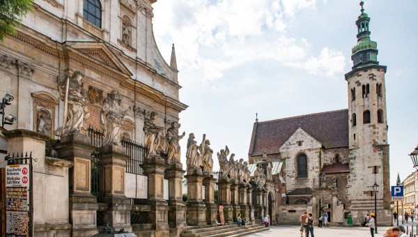 Corner Item Image - Tego kościoła nie można nie odwiedzić! Brali tu ślub rodzice Jana Pawła II i tu pochowano ks. Skargę
