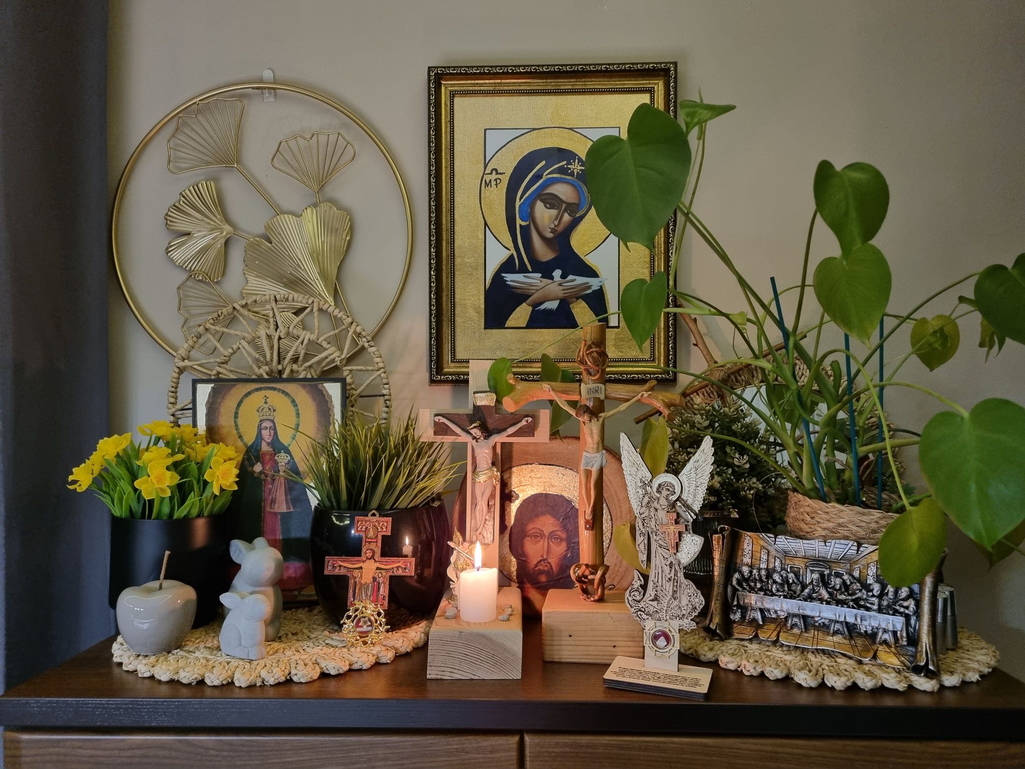 {"rendered":"[GALERIA] Domowe o\u0142tarzyki i k\u0105ciki modlitewne"}