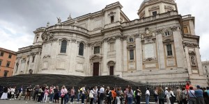 Tłumy odwiedzają grób papieża Franciszka [REPORTAŻ]