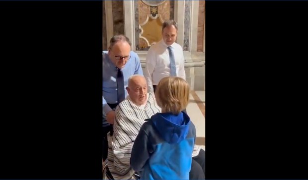 Corner Hero Image - Papież Franciszek na cywila. Niespodziewana wizyta w Bazylice św. Piotra [WIDEO]