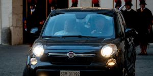 Samochodem po Watykanie? Ma do tego prawo 900 aut