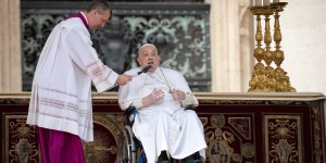 Anioł Pański: „Ojcze, przebacz im” – Papież Franciszek przypomina, co znaczy ufać aż do końca