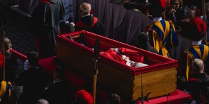 Tysiące wiernych żegnają papieża. Obrzęd przeniesienia ciała Franciszka [ZDJĘCIA]