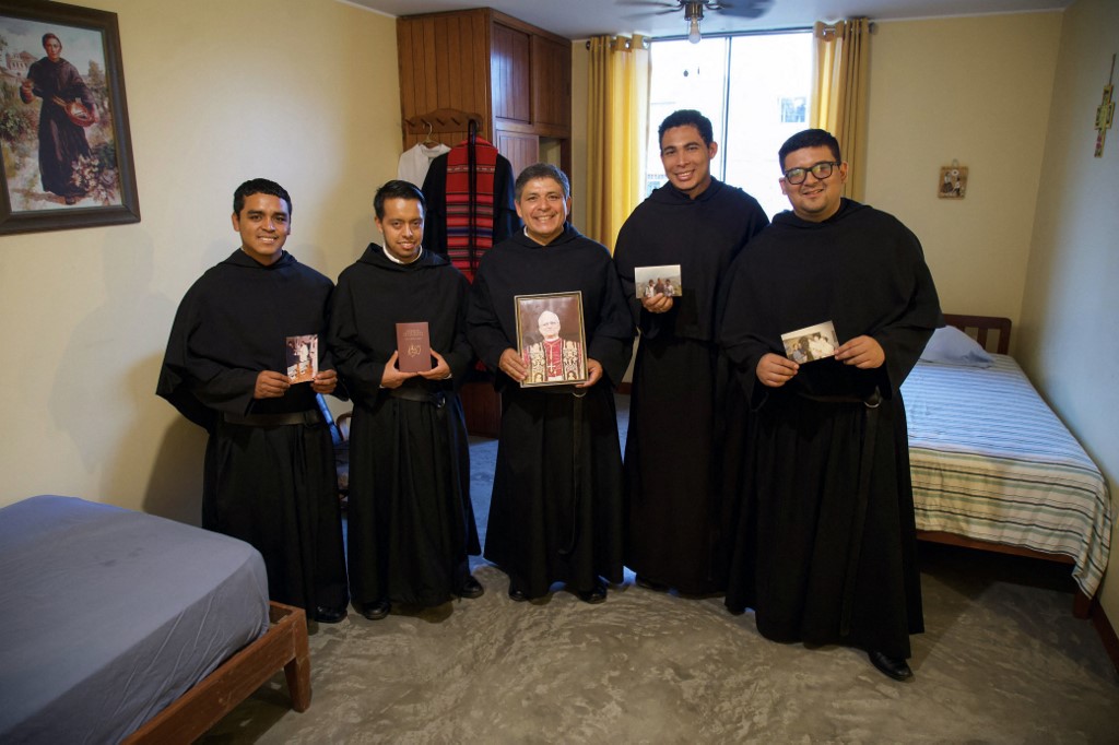 {"rendered":"\u015awiat wita papie\u017ca Leona XIV i modli si\u0119 za niego [galeria]"}