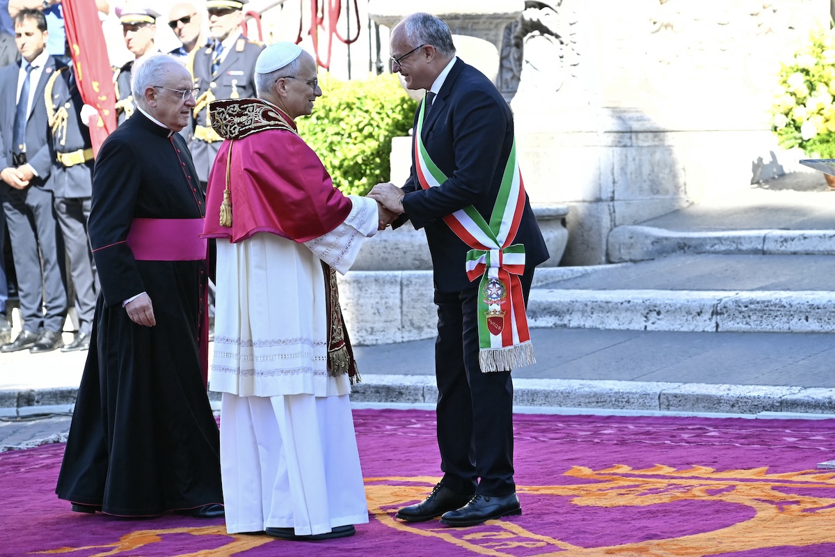 Leo-with-Rome-mayor.jpg