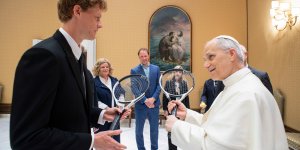 Jannik Sinner u papieża! Leon XIV dostał rakietę i&#8230; propozycję meczu