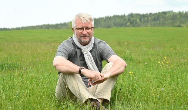 Corner Hero Image - Odłóż telefon, spójrz w niebo. Ptaki pomogą ci odzyskać spokój. Rozmowa z prof. Piotrem Tryjanowskim