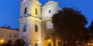 „Tu stała trumna z relikwiami św. Andrzeja Boboli”. Ludzie odwiedzają ten kościół i całują tablicę