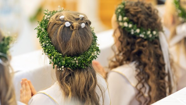 Corner Item Image - Pierwsza Komunia Święta córki Pauliny Krupińskiej i Sebastiana Karpiela-Bułecki. Góralska wiara i rodzinne tradycje