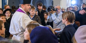 „Grałem męczennika. A on mnie przemienił”. Poruszająca rola księdza Artura w filmie o księdzu Streichu