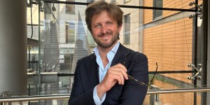 „Technologia zaczyna za nas czuć, myśleć, kochać”: Diego Hidalgo Demeusois o ryzyku utraty człowieczeństwa [wywiad]